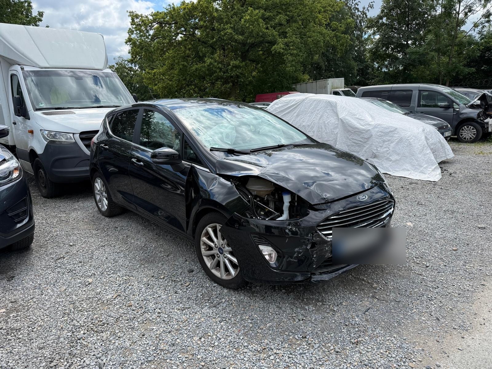 Ford Fiesta mit Frontschaden auf einem Abstellplatz, Unfall, bei dem die Haftungsquote geklärt werden muss